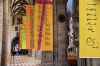 Signage: DOMMER bringt Reformationsfahnen im Ulmer Münster zum Leuchten