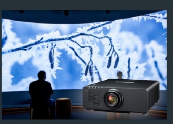 Panasonic: Lichtstarker Projektor PT-RZ120 für Festinstallationen