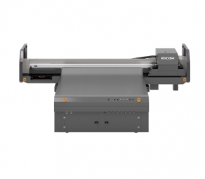BedruckteInnenausstattung: Ricoh präsentiert ersten Großformat-UV-Flachbettdrucker Ricoh Pro T7210