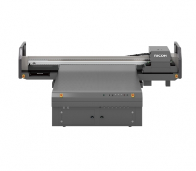 BedruckteInnenausstattung: Ricoh präsentiert ersten Großformat-UV-Flachbettdrucker Ricoh Pro T7210