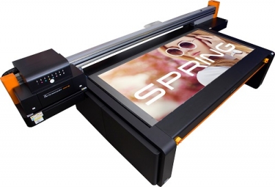 MUTOH präsentiert Großformat-Flachbettdrucker PerformanceJet 2508UF